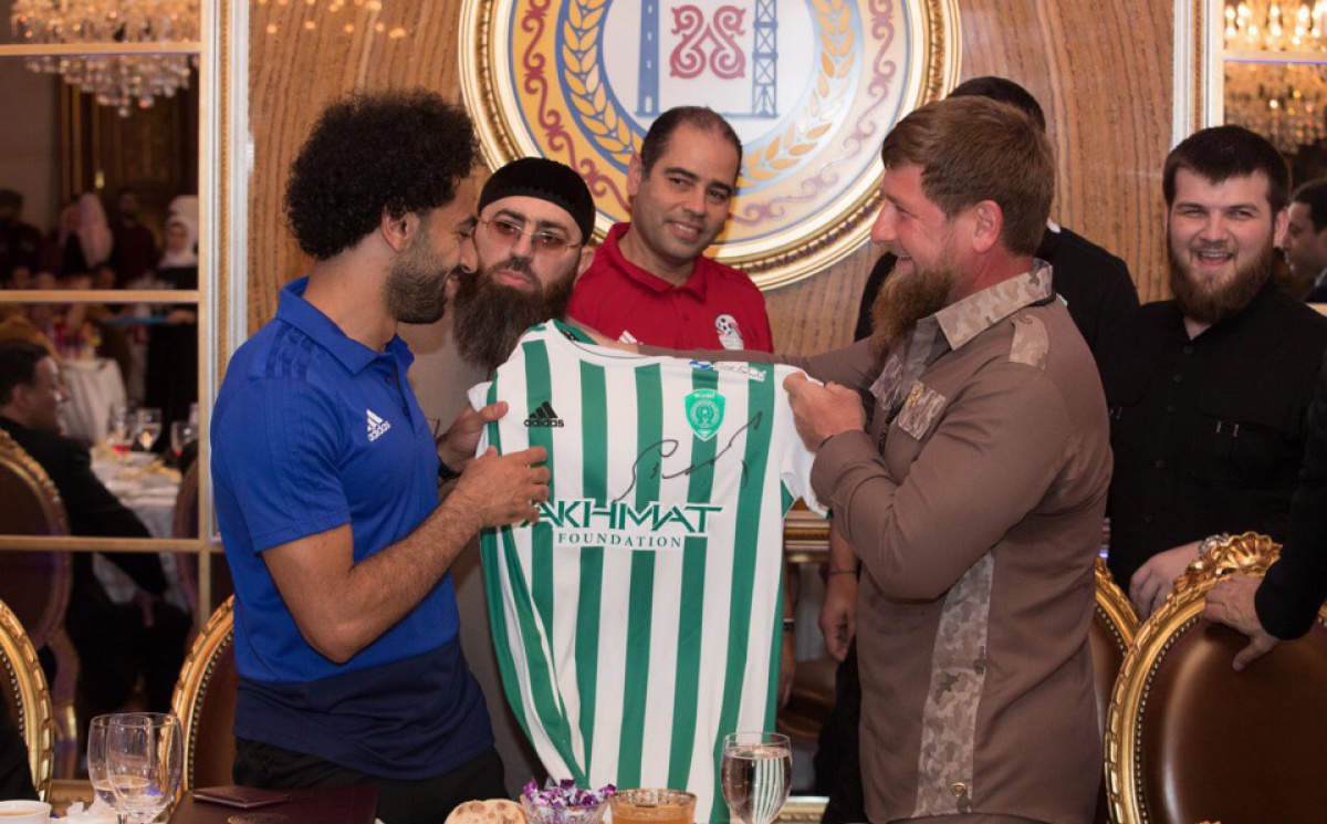 Рамзан Кадыров вручил Салаху футболку «Ахмата»