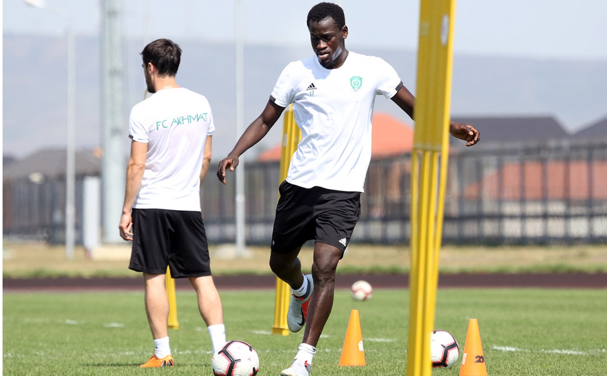 Фоторепортаж с утренней тренировки ФК «Ахмат»