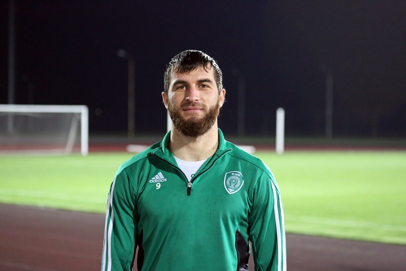 Заур Садаев провел тренировку на футбольном поле.