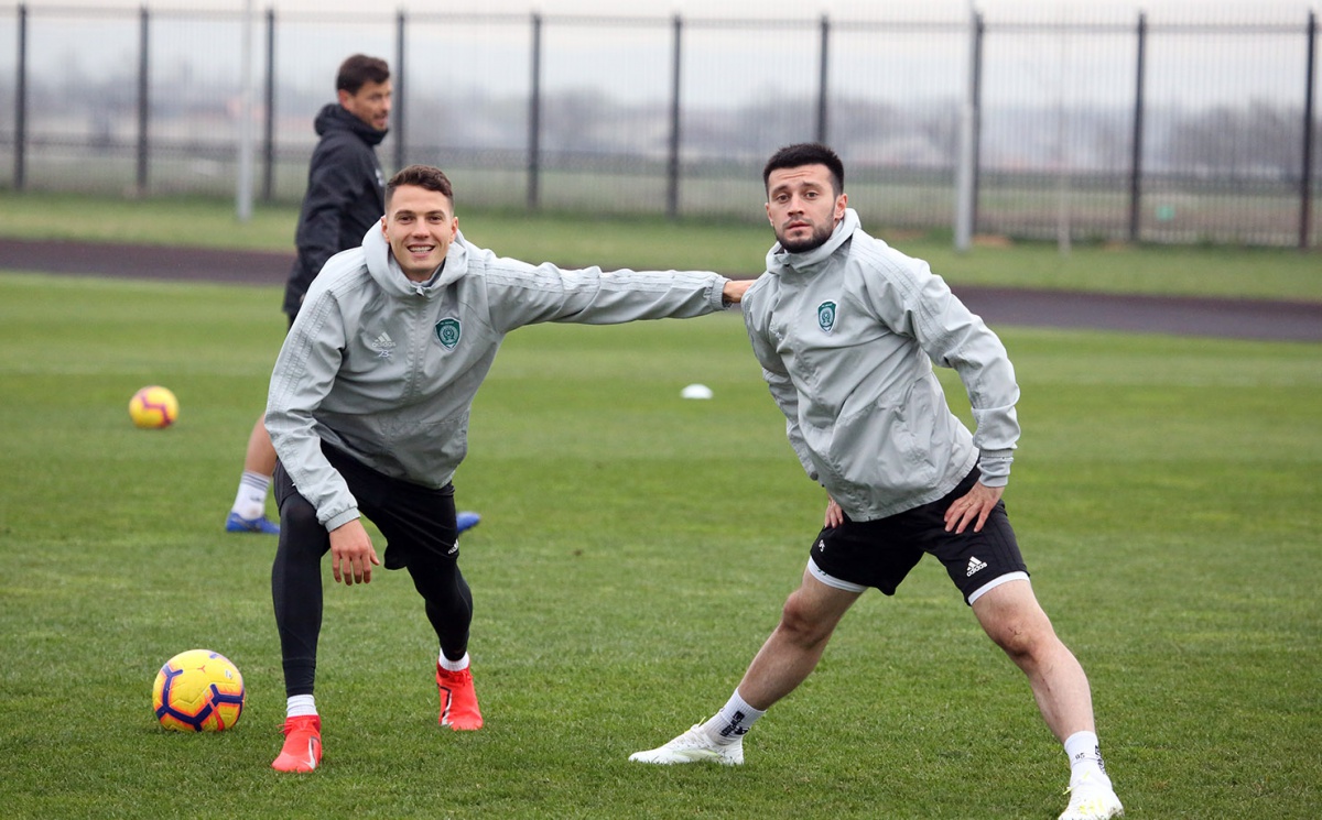 Вечерняя тренировка в субботу прошла под легким дождем