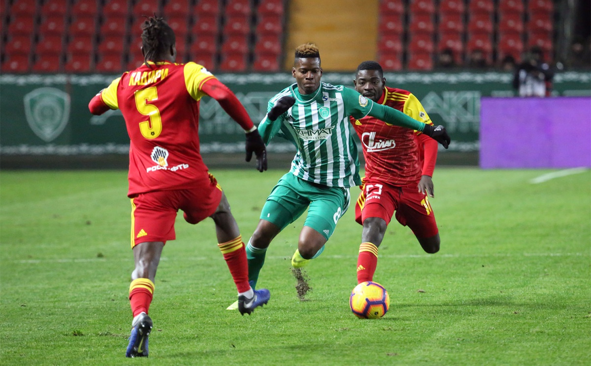 "Ахмат" обыграл "Арсенал" со счетом 2-0.