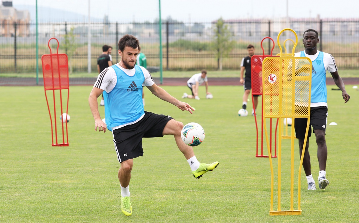 Фоторепортаж с тренировочного занятия ФК «Ахмат» 