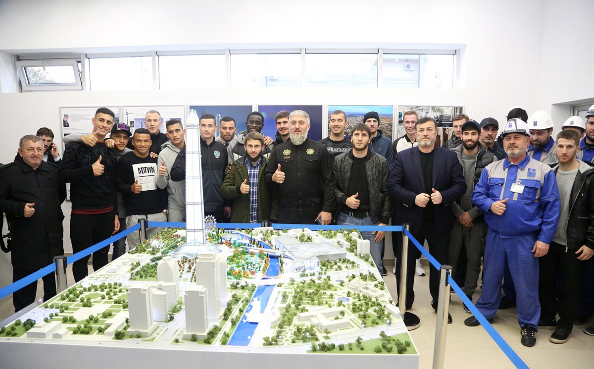 Экскурсия в презентационном павильоне проектов МФК «Ахмат-Тауэр» и ТРЦ «Грозный-Молл»