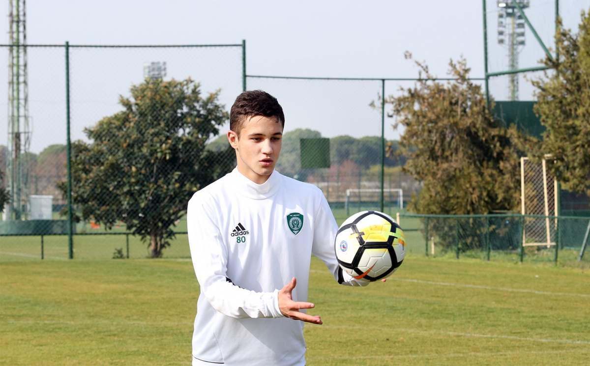 Полузащитник Владимир Хубулов получил приглашение в юношескую сборную России