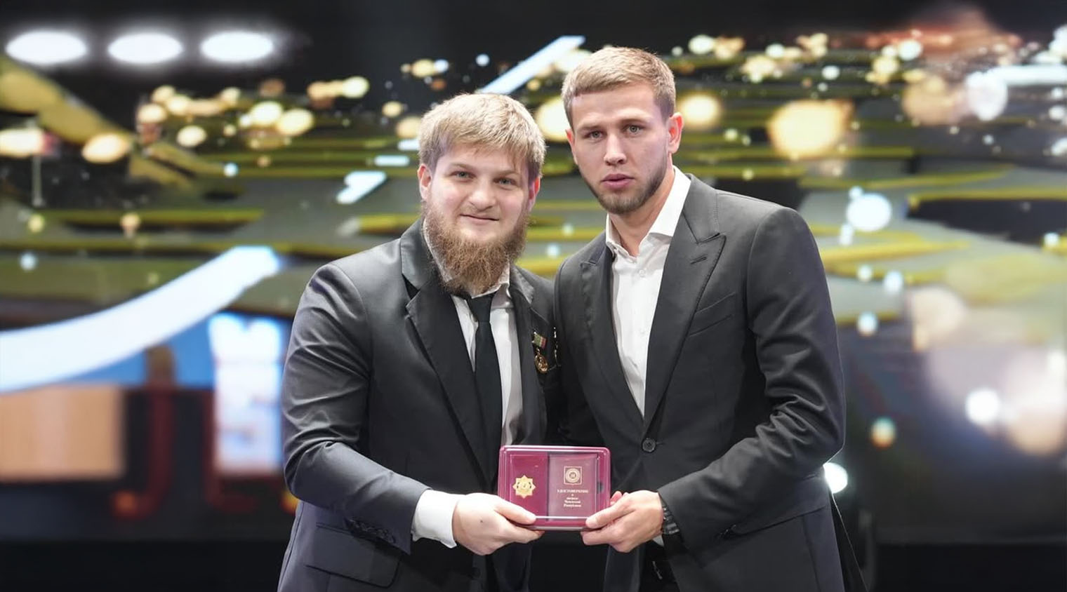 Лечи Садулаев получил почётный знак за вклад в достижения спорта ЧР